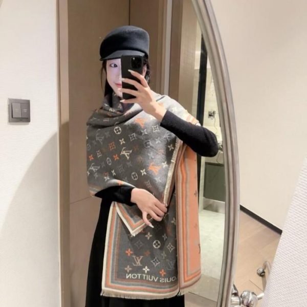 repliche,replica,perfette,siti di,affidabili,migliori siti,dove comprare,1:1,scarpe da ginnastica L’ultima sciarpa invernale Cruise di Louis Vuitton (J3VW2) con un delicato motivo jacquard.