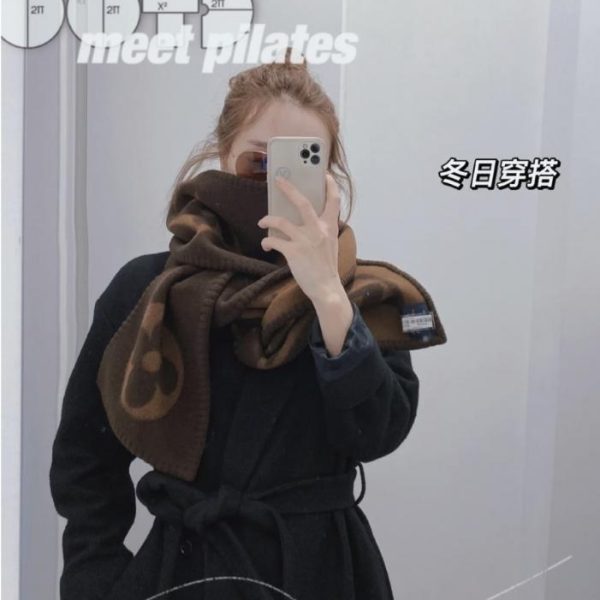 repliche,replica,perfette,siti di,affidabili,migliori siti,dove comprare,1:1,scarpe da ginnastica Sciarpa grafica con strisce che collegano il classico motivo Damier e la scritta LV oversize (9O4R5)