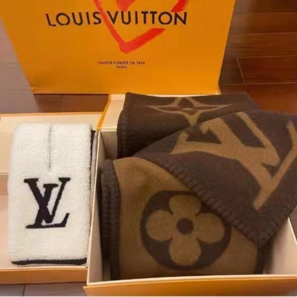 repliche,replica,perfette,siti di,affidabili,migliori siti,dove comprare,1:1,scarpe da ginnastica La nuova sciarpa Sweet Dreams di LV (151FK)