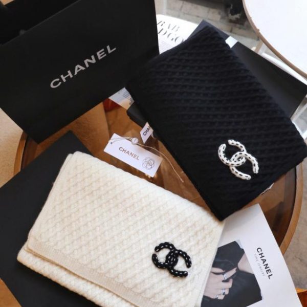 repliche,replica,perfette,siti di,affidabili,migliori siti,dove comprare,1:1,scarpe da ginnastica Sciarpa CHANEL bianca lavorata a maglia, novità, con logo a rombi (7ZNN2)