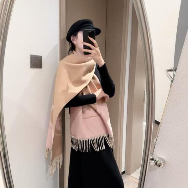 repliche,replica,perfette,siti di,affidabili,migliori siti,dove comprare,1:1,scarpe da ginnastica Accessori classici: scialle in lana jacquard nera e oro con motivo Gucci (YUW1F)