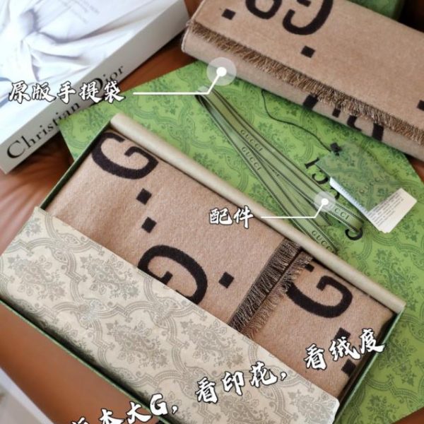repliche,replica,perfette,siti di,affidabili,migliori siti,dove comprare,1:1,scarpe da ginnastica Sciarpa Gucci in lana e seta decorata con una grafica GG oversize (D6UHM)