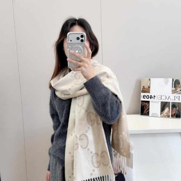 repliche,replica,perfette,siti di,affidabili,migliori siti,dove comprare,1:1,scarpe da ginnastica Sciarpa in lana e seta con lettere in stile Gucci (05N8W)