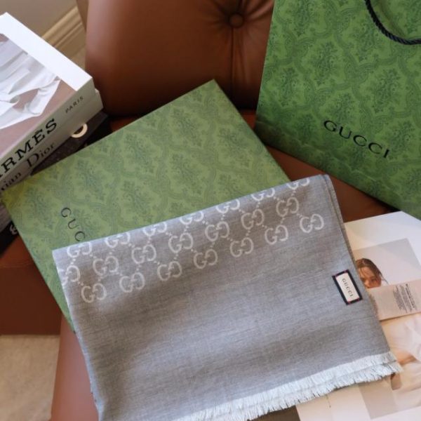 repliche,replica,perfette,siti di,affidabili,migliori siti,dove comprare,1:1,scarpe da ginnastica Elegante sciarpa lunga Gucci in seta e cashmere jacquard bicolore (X2VT6)
