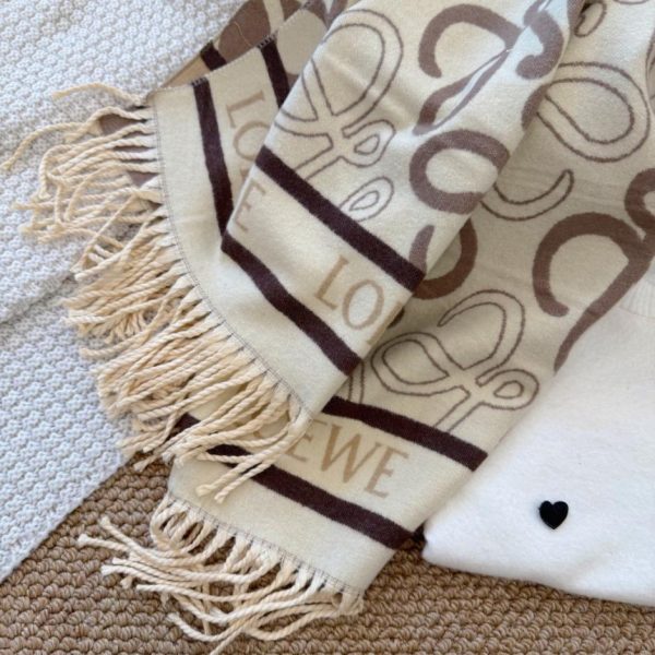 repliche,replica,perfette,siti di,affidabili,migliori siti,dove comprare,1:1,scarpe da ginnastica Sciarpa in cashmere di alta qualità unisex autunno/inverno Chanel (Z2W6K)