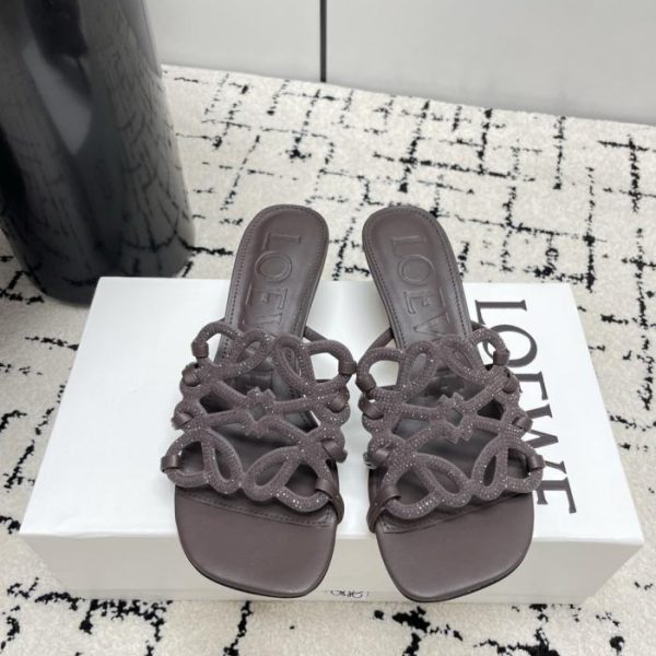 repliche,replica,perfette,siti di,affidabili,migliori siti,dove comprare,1:1,scarpe da ginnastica I nuovi sandali traforati in edizione limitata estiva di LOEWE, impreziositi da migliaia di diamanti, emanano un’aura di lusso (5U3T7).