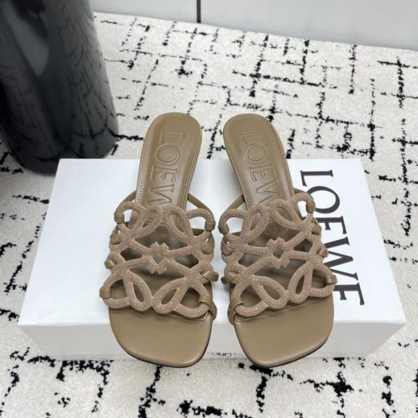 repliche,replica,perfette,siti di,affidabili,migliori siti,dove comprare,1:1,scarpe da ginnastica I nuovi sandali traforati in edizione limitata estiva di LOEWE, impreziositi da migliaia di diamanti, emanano un’aura di lusso (QQ6XD).