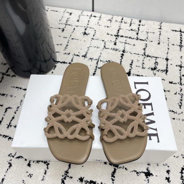 repliche,replica,perfette,siti di,affidabili,migliori siti,dove comprare,1:1,scarpe da ginnastica I nuovi sandali traforati in edizione limitata estiva di LOEWE, impreziositi da migliaia di diamanti, emanano un’aura di lusso (T60V0).