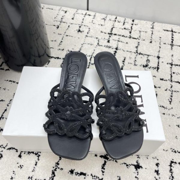 repliche,replica,perfette,siti di,affidabili,migliori siti,dove comprare,1:1,scarpe da ginnastica I nuovi sandali traforati in edizione limitata estiva di LOEWE, impreziositi da migliaia di diamanti, emanano un’aura di lusso (X1V0O).