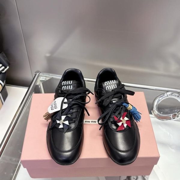 repliche,replica,perfette,siti di,affidabili,migliori siti,dove comprare,1:1,scarpe da ginnastica Un nuovo capitolo nello stile retrò: Scarpe in pelle di vitello cerata stile Miu Miu (DSALA)