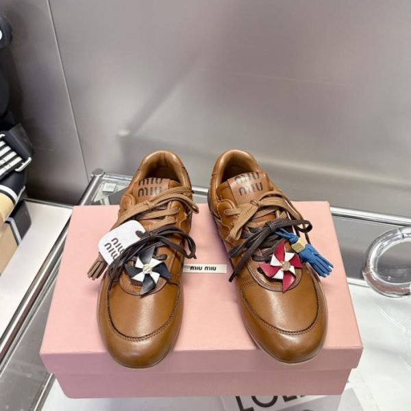 Un nuovo capitolo nello stile retrò: Scarpe in pelle di vitello cerata stile Miu Miu (VW2F4)