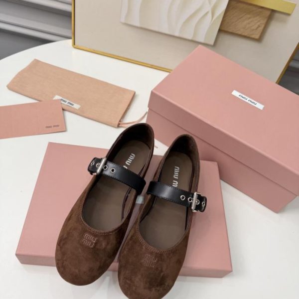 repliche,replica,perfette,siti di,affidabili,migliori siti,dove comprare,1:1,scarpe da ginnastica Miu Miu 26 Ultimo look dalla passerella 💫 Scarpe da ballo Mary Jane (4B9MJ)