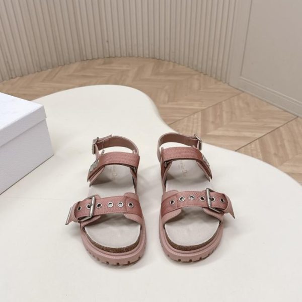 repliche,replica,perfette,siti di,affidabili,migliori siti,dove comprare,1:1,scarpe da ginnastica La nuova collezione di sandali/mocassini con chiusura a strappo di Dior, una rivisitazione in chiave moderna di un classico. (EUAQM)