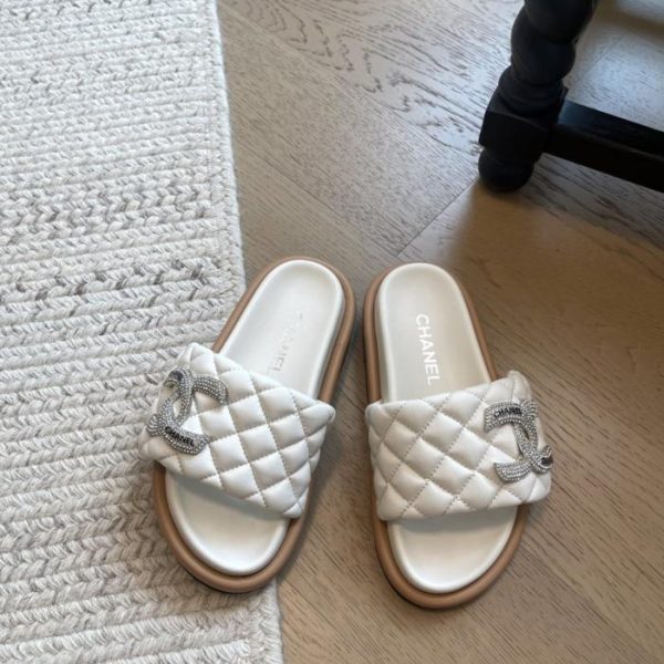 repliche,replica,perfette,siti di,affidabili,migliori siti,dove comprare,1:1,scarpe da ginnastica I nuovi sandali con plateau e chiusura in velcro di Chanel, versione top di gamma (BO3Z1)