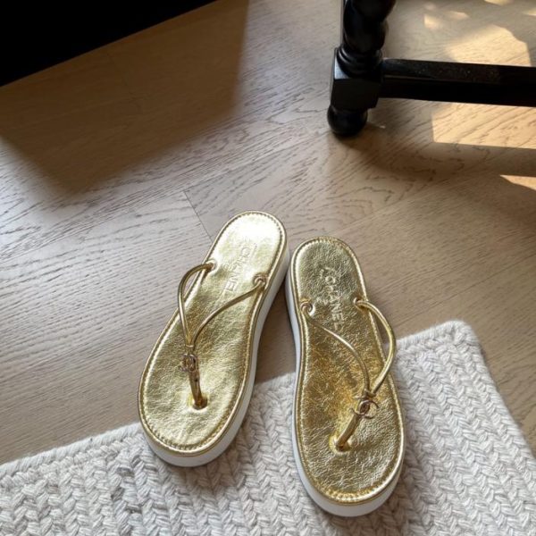 repliche,replica,perfette,siti di,affidabili,migliori siti,dove comprare,1:1,scarpe da ginnastica La nuova collezione primavera di Chanel presenta infradito con plateau di alta gamma (7CW40).