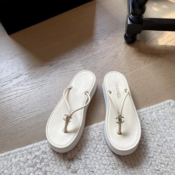 repliche,replica,perfette,siti di,affidabili,migliori siti,dove comprare,1:1,scarpe da ginnastica Nuova collezione primaverile di infradito con plateau di Chanel, versione top di gamma (92AO8)