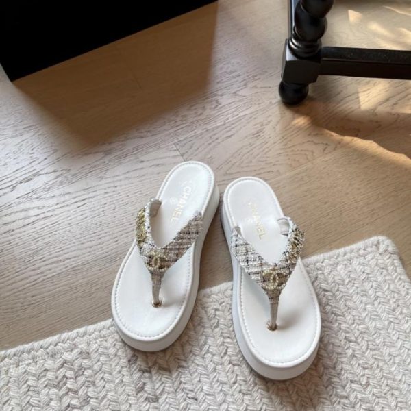 repliche,replica,perfette,siti di,affidabili,migliori siti,dove comprare,1:1,scarpe da ginnastica La nuova collezione di inizio primavera di Chanel presenta infradito con plateau di alta gamma (O1VT0).