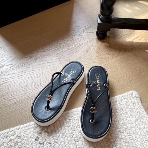 repliche,replica,perfette,siti di,affidabili,migliori siti,dove comprare,1:1,scarpe da ginnastica La nuova collezione primavera di Chanel presenta infradito con plateau di alta gamma (RLN44).