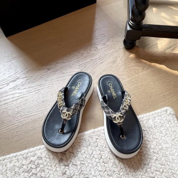 repliche,replica,perfette,siti di,affidabili,migliori siti,dove comprare,1:1,scarpe da ginnastica La nuova collezione di inizio primavera di Chanel presenta infradito con plateau di alta gamma (TFUUV).