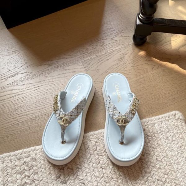 repliche,replica,perfette,siti di,affidabili,migliori siti,dove comprare,1:1,scarpe da ginnastica La nuova collezione di inizio primavera di Chanel presenta infradito con plateau di alta gamma (VBYNK).
