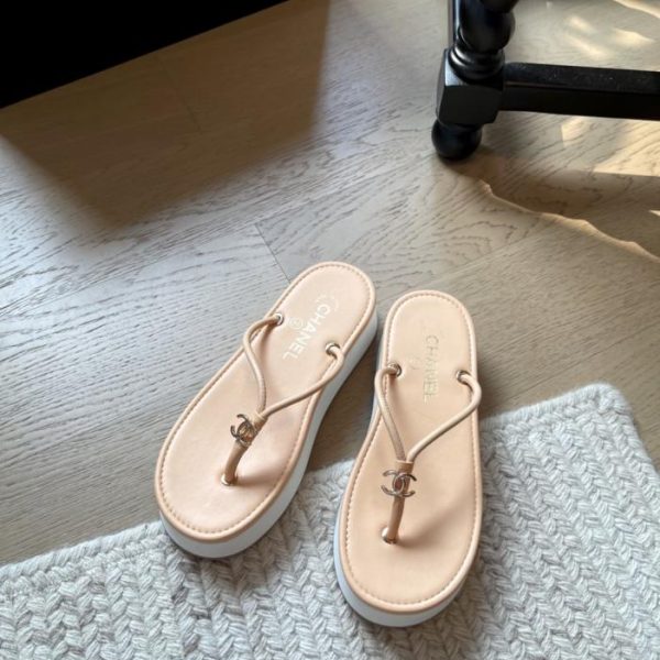 repliche,replica,perfette,siti di,affidabili,migliori siti,dove comprare,1:1,scarpe da ginnastica La nuova collezione di inizio primavera di Chanel presenta infradito con plateau di alta gamma (YUMZT).