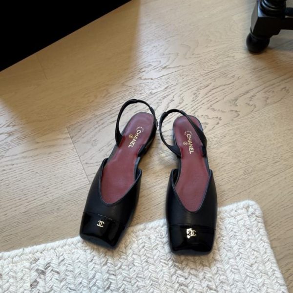 Le nuove ballerine a punta quadrata di Chanel (84ZVX)