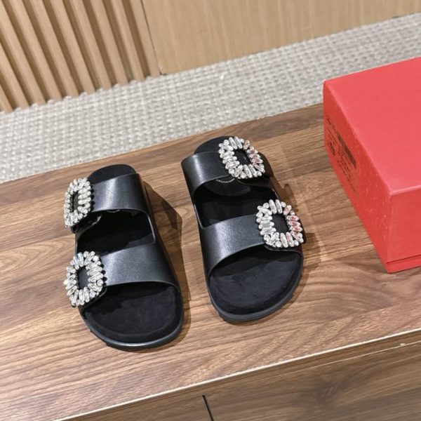 repliche,replica,perfette,siti di,affidabili,migliori siti,dove comprare,1:1,scarpe da ginnastica Pantofole Roger Vivier RV Classic Slidy Viv’ con fibbia in strass e tomaia interamente decorata con strass (NW3LX)