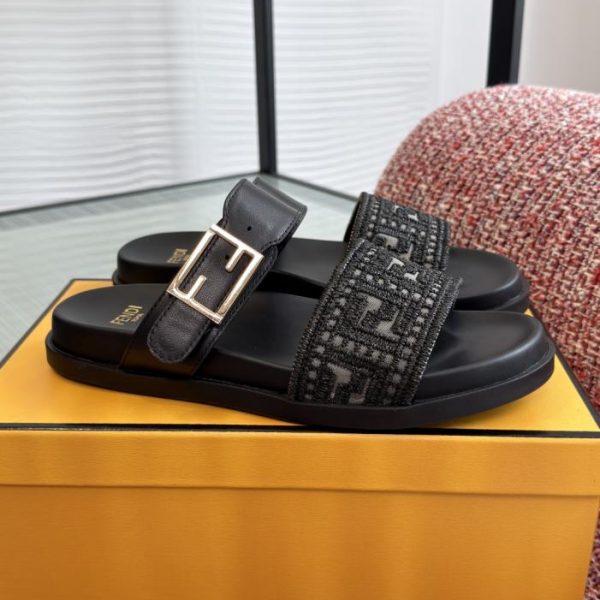 repliche,replica,perfette,siti di,affidabili,migliori siti,dove comprare,1:1,scarpe da ginnastica FENDI Novità Primavera/Estate: Ciabatte basse unisex Feel FF ricamate (AXQB9)