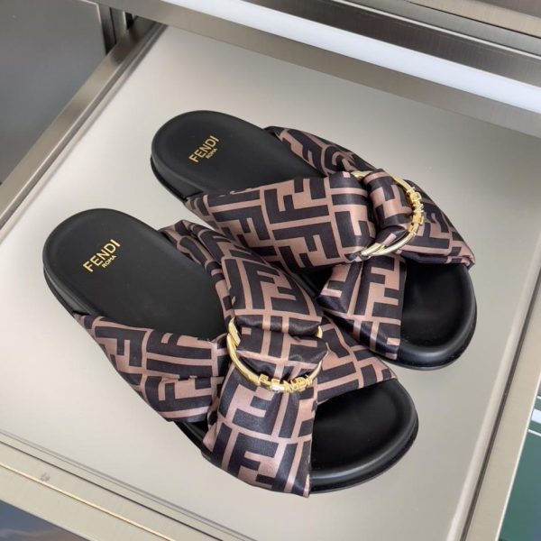 repliche,replica,perfette,siti di,affidabili,migliori siti,dove comprare,1:1,scarpe da ginnastica Sandali piatti incrociati in raso della collezione FENDI Feel per coppia (5JW3M)