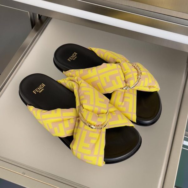 repliche,replica,perfette,siti di,affidabili,migliori siti,dove comprare,1:1,scarpe da ginnastica Sandali piatti incrociati in raso della collezione FENDI Feel (UXXJC) per coppia