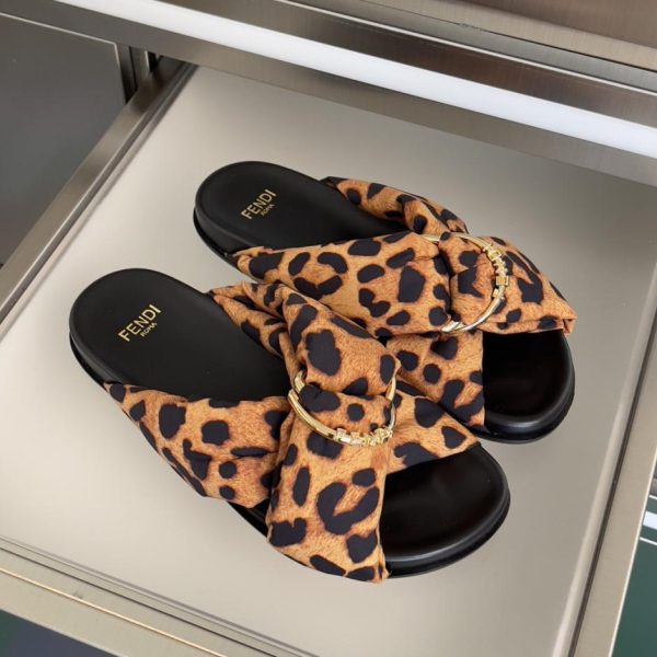 repliche,replica,perfette,siti di,affidabili,migliori siti,dove comprare,1:1,scarpe da ginnastica Sandali piatti incrociati in raso della serie FENDI Feel (WIWHY) per coppie