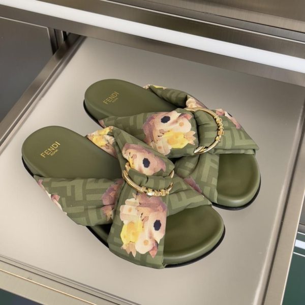 repliche,replica,perfette,siti di,affidabili,migliori siti,dove comprare,1:1,scarpe da ginnastica Sandali piatti incrociati in raso FENDI Feel Collection (XF4XT) – Modello per coppie