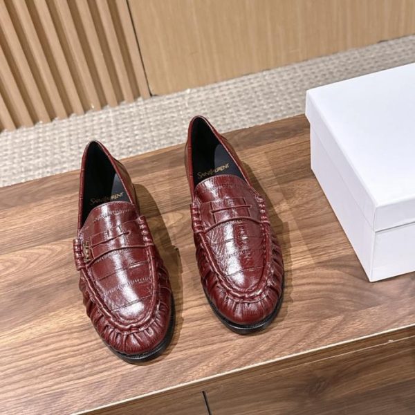 Saint Laurent LE LOAFER Nuovo arrivo: Mocassini YSL con piccolo logo, punta tonda e pieghe (UYRCG)