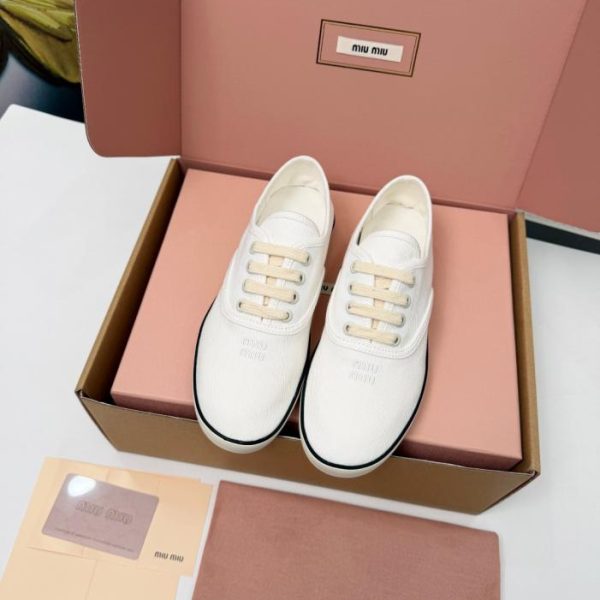 repliche,replica,perfette,siti di,affidabili,migliori siti,dove comprare,1:1,scarpe da ginnastica Le nuove ballerine della collezione Resort di MIUMIU (RXSAU)