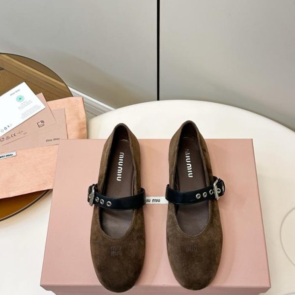 repliche,replica,perfette,siti di,affidabili,migliori siti,dove comprare,1:1,scarpe da ginnastica Scarpe Mary Jane in camoscio, nuovi arrivi primavera MiuMiu (QB26A)