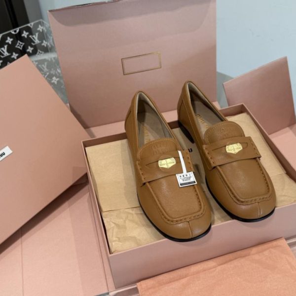 repliche,replica,perfette,siti di,affidabili,migliori siti,dove comprare,1:1,scarpe da ginnastica Mocassini Miu Miu con punta quadrata e moneta dorata (KJ0FV)
