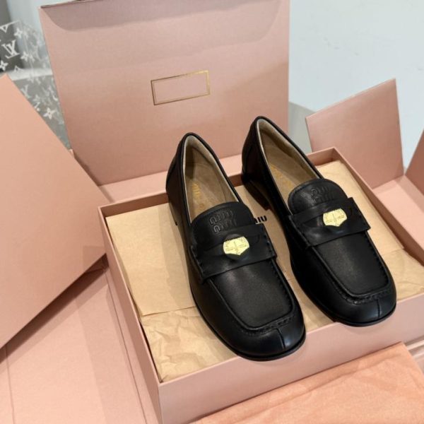 repliche,replica,perfette,siti di,affidabili,migliori siti,dove comprare,1:1,scarpe da ginnastica Mocassini Miu Miu con punta quadrata e moneta dorata (ZQMWR)