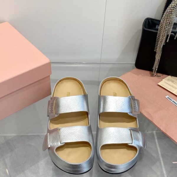 repliche,replica,perfette,siti di,affidabili,migliori siti,dove comprare,1:1,scarpe da ginnastica Nuova collezione primavera/estate Miu Miu: sandali da spiaggia con plateau e doppio cinturino (VJUH5)