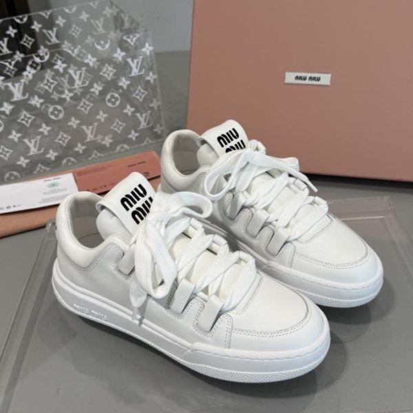 repliche,replica,perfette,siti di,affidabili,migliori siti,dove comprare,1:1,scarpe da ginnastica Le iconiche sneakers bianche con plateau di Miu Miu (XRDI7)