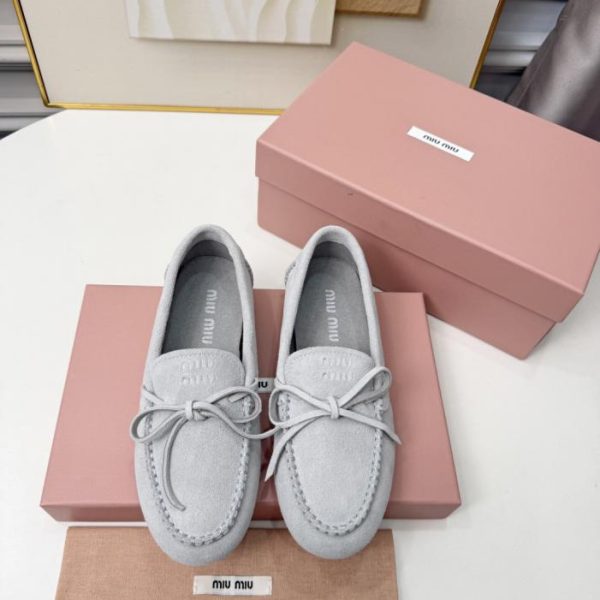 repliche,replica,perfette,siti di,affidabili,migliori siti,dove comprare,1:1,scarpe da ginnastica Novità dalla sfilata di inizio primavera 2026 di Miu Mi: mocassini vintage effetto invecchiato (W84RD)