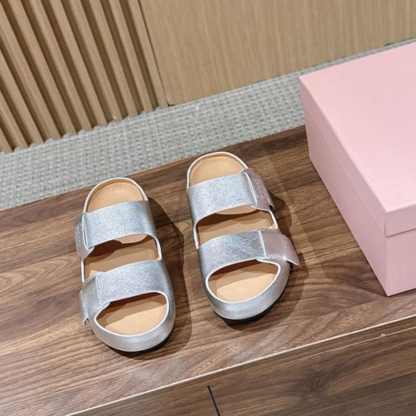 repliche,replica,perfette,siti di,affidabili,migliori siti,dove comprare,1:1,scarpe da ginnastica Ciabatte Birkenstock con zeppa invisibile, modello invisibili, presentate alla sfilata Primavera/Estate di Miu Miu (QZ4K1)