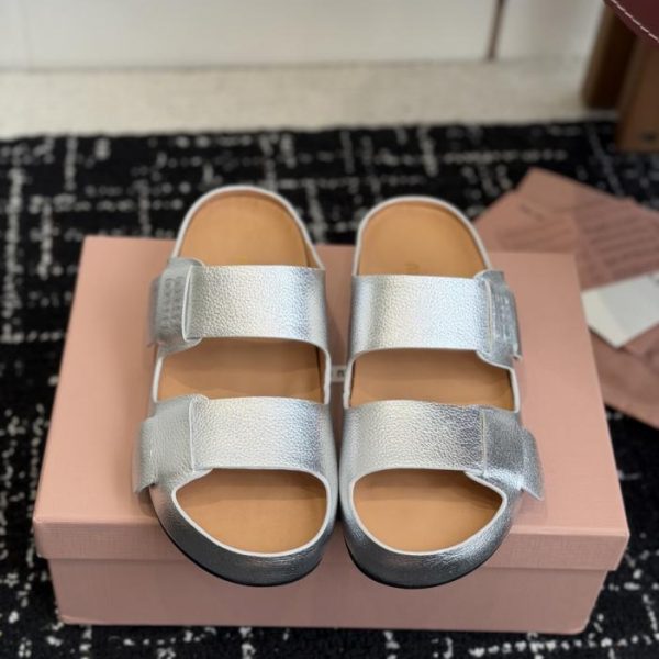 repliche,replica,perfette,siti di,affidabili,migliori siti,dove comprare,1:1,scarpe da ginnastica Nuova collezione primavera/estate Miu Miu: sandali da spiaggia con plateau e doppio cinturino (ZVD4E)