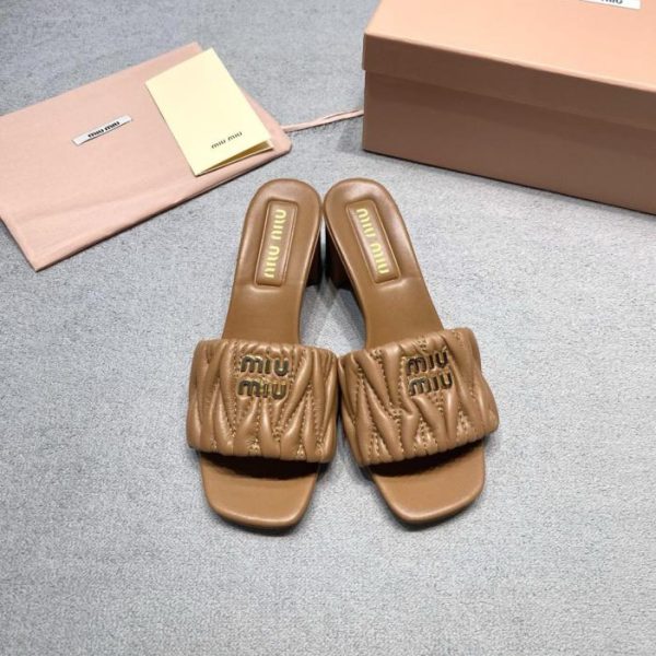 repliche,replica,perfette,siti di,affidabili,migliori siti,dove comprare,1:1,scarpe da ginnastica Nuovo arrivo MiuMiu | Pantofole plissettate in pelle di agnello con tacco grosso (BRIE0)