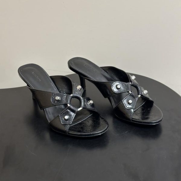 Balenciaga, nuova collezione primavera/estate: sandali con tacco alto in stile biker punk con borchie metalliche (D14FB)