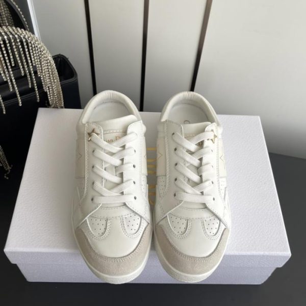 Sneakers slip-on bianche con plateau della collezione primavera/estate di Dior (MVFAD)