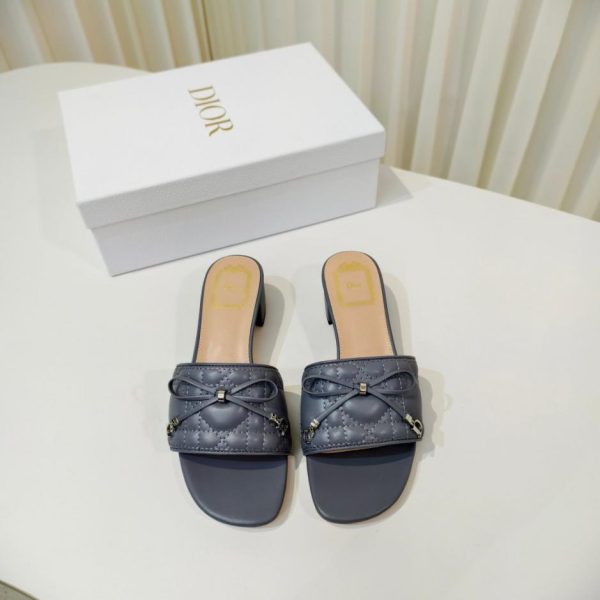 I nuovi sandali con tacco grosso e fiocco con motivo cannage di Dior (CLYXU)