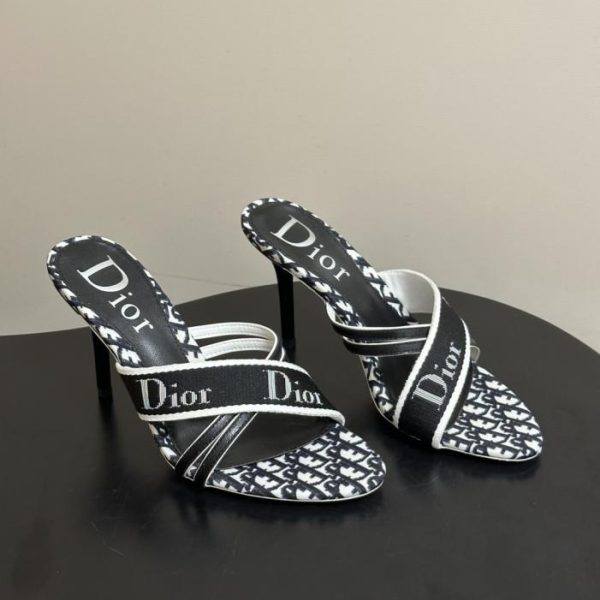 Sandali con tacco alto e cinturino con logo CD in stile vintage, collezione primavera/estate di Dior (6RBT1)