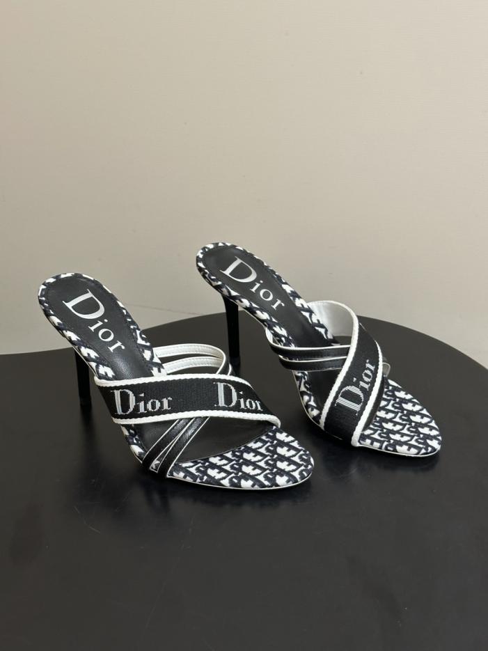 repliche,replica,perfette,siti di,affidabili,migliori siti,dove comprare,1:1,scarpe da ginnastica Sandali con tacco alto e cinturino con logo CD in stile vintage, collezione primavera/estate di Dior (6RBT1) repliche,replica,perfette,siti di,affidabili,migliori siti,dove comprare,1:1,scarpe da ginnastica Sandali con tacco alto e cinturino con logo CD in stile vintage, collezione primavera/estate di Dior (6RBT1)
