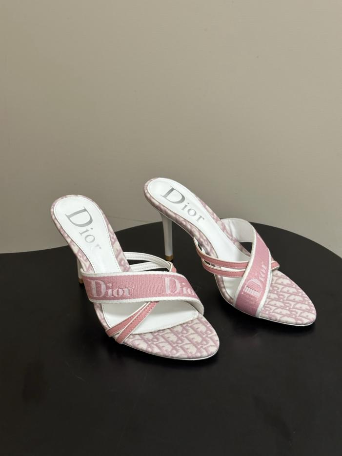 repliche,replica,perfette,siti di,affidabili,migliori siti,dove comprare,1:1,scarpe da ginnastica Sandali con tacco alto e cinturino con logo CD in stile vintage, collezione primavera/estate di Dior (SDHRY) repliche,replica,perfette,siti di,affidabili,migliori siti,dove comprare,1:1,scarpe da ginnastica Sandali con tacco alto e cinturino con logo CD in stile vintage, collezione primavera/estate di Dior (SDHRY)