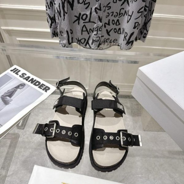 Sandali slip-on con plateau e chiusura a velcro da donna della nuova collezione estiva Diorac di Dior (C6S05)